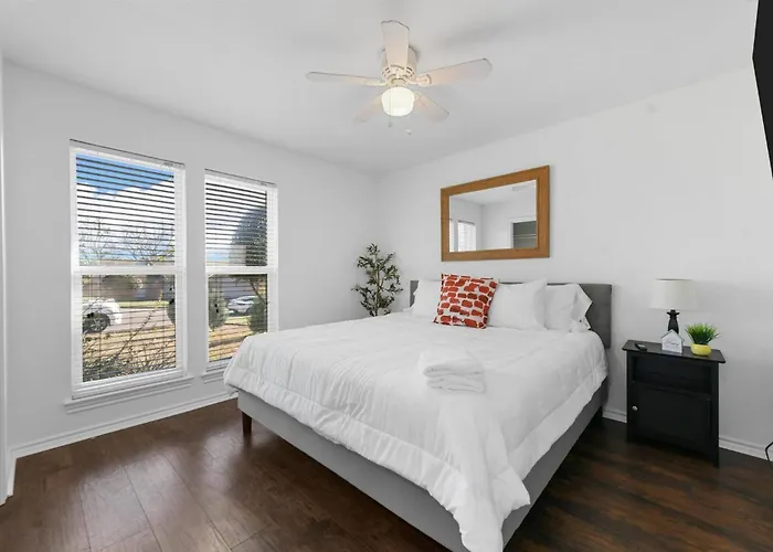 Diamond Waters Near Dfw & Stadium , Private Pool Holiday home Fort Worth