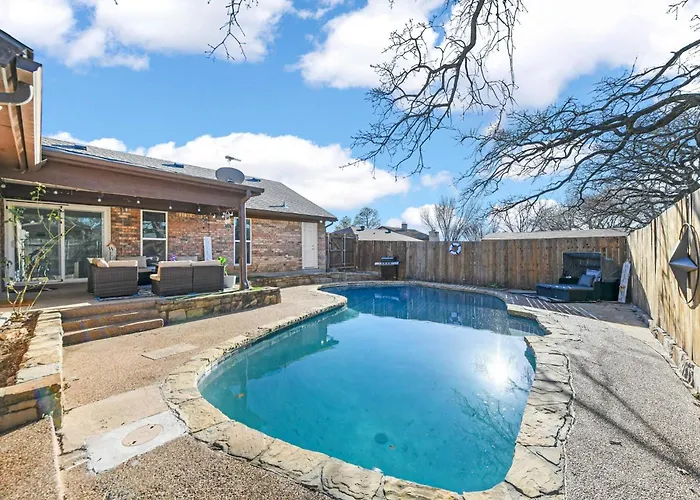 Diamond Waters Near Dfw & Stadium , Private Pool Holiday home